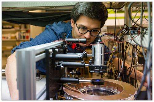 Quantum mechanic frequency filter for atomic clocks