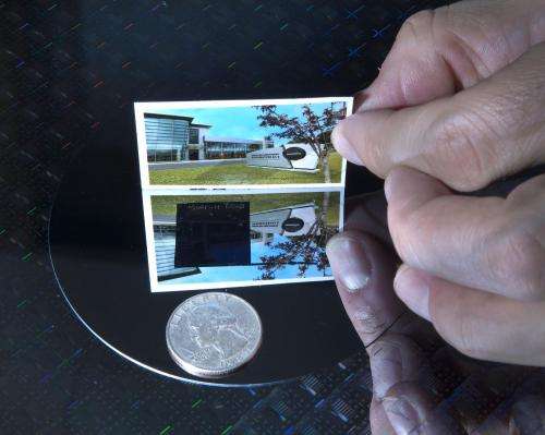 Self-assembled nanotextures create antireflective surface on silicon solar cells