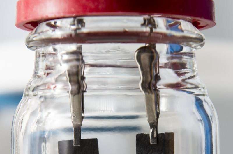 Single-catalyst water splitter produces clean-burning hydrogen 24/7