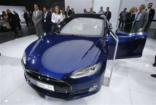 Tesla's autopilot lets cars drive, change lanes themselves