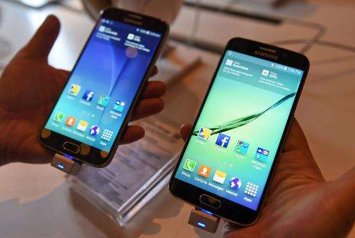 The new Samsung Galaxy S6 (L) and S6 Edge (R) during its launch by SingTel in Singapore on April 10, 2015
