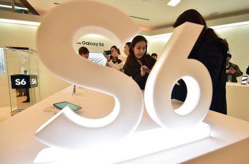 Visitors look at the Samsung Galaxy S6 during a media event at the company's headquarters in Seoul on April 9, 2015