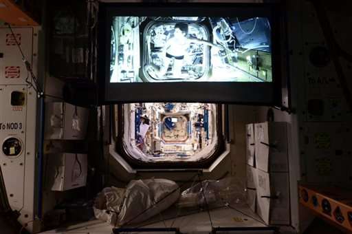 Space station astronauts get big screen, watch 'Gravity'