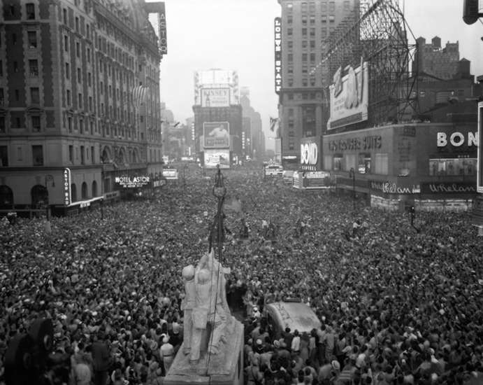 Afternoon shadows shed new light on iconic 'VJ Day Kiss' photograph