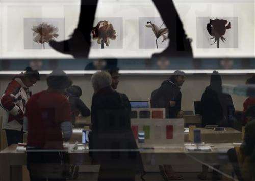 Apple turns stores into galleries for iPad, iPhone artists