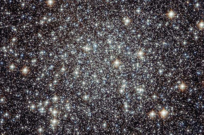 Image: Hubble stares into the crammed center of Messier 22