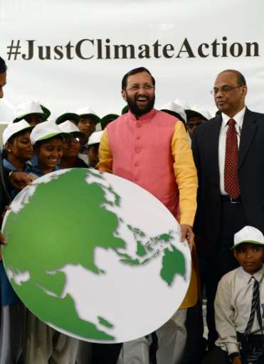 Indian school children present a symbolic globe to the Minister of Environment, Forest and Climate Change, Prakash Javadekar, du