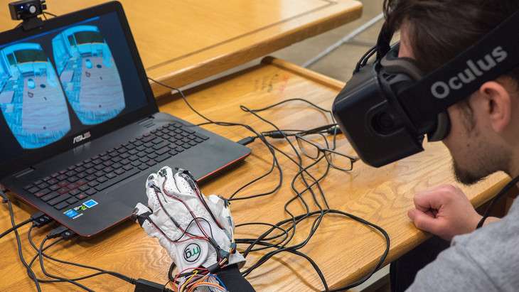 Professor and students use oculus rift to improve online learning