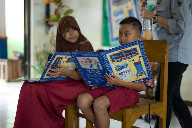 Veterinarian educates Indonesian children about nearby rhinos