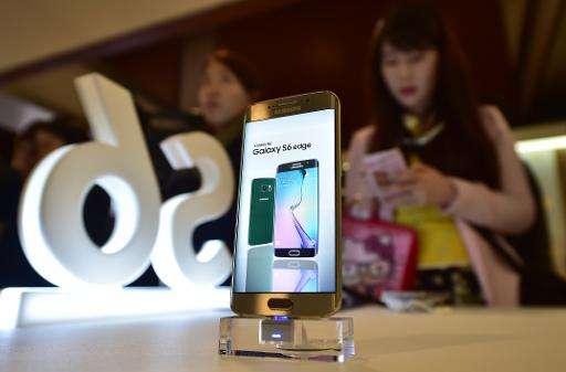 Visitors look at the Samsung Galaxy S6 during a media event at the company's headquarters in Seoul on April 9, 2015