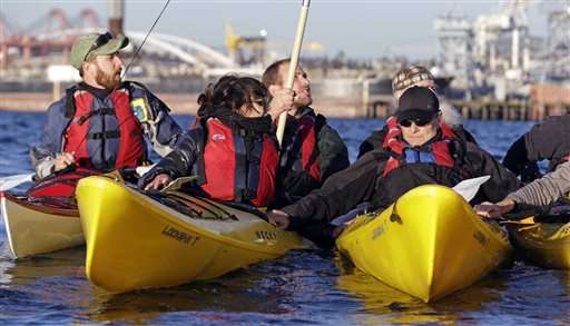 In Seattle, 'kayaktivists' take on Arctic oil drilling