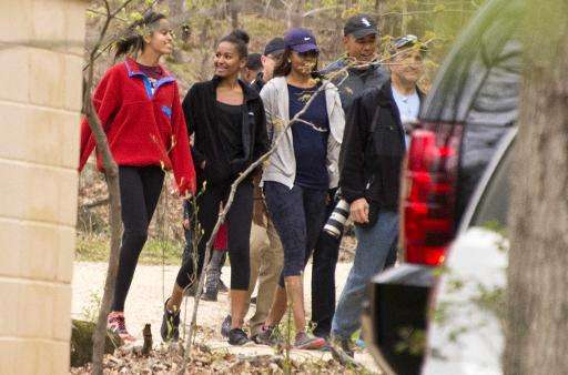 US President Barack Obama (2nd R), First Lady Michelle Obama (C), their daughters Malia (L) and Sasha (2nd L) return from a hike