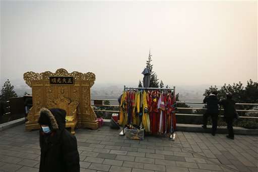 Beijing issues first smog red alert, urging schools to close