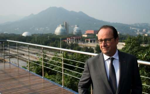 French President Francois Hollande visits the Chonqing Sino-French Tangjiatuo Waste Water Treatment facility, on November 2, 201