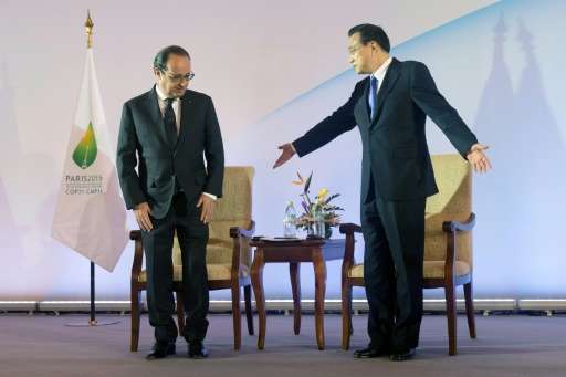 French President Francois Hollande (L) is welcomed by Chinese Premier Li Keqiang during the Economic and Climate Summit between 