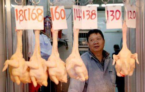 2014年12月28日，一名工人在香港湾仔区的商店出售鸡