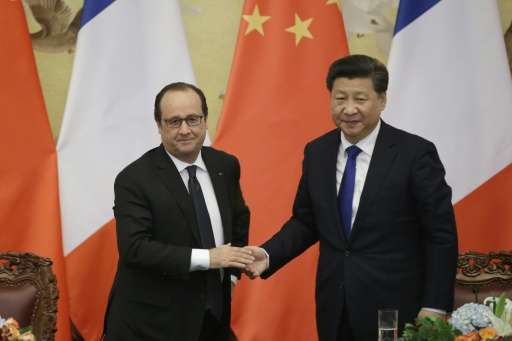 Chinese President Xi Jinping (R) with French President Francois Hollande in Beijing on November 2, 2015 ahead of a key climate c