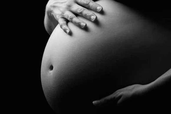 年轻孕妇接受衣原体检查可以预防新生儿并发症，同时节省医疗费用