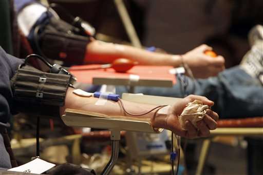 FDA简化了同性恋男人的献血的限制