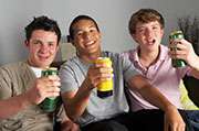 更少的美国青少年滥用酒精、处方药物:调查