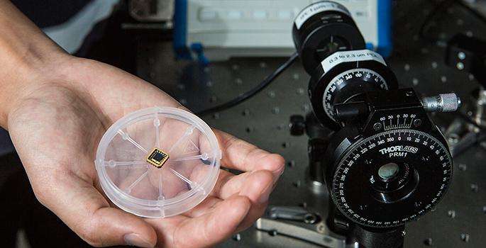 First circularly polarized light detector on a silicon chip