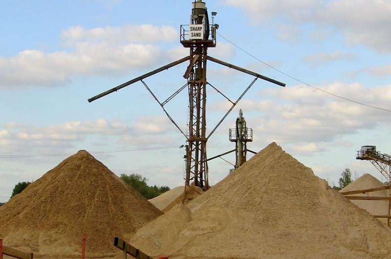 Functioning brain follows famous sand pile model