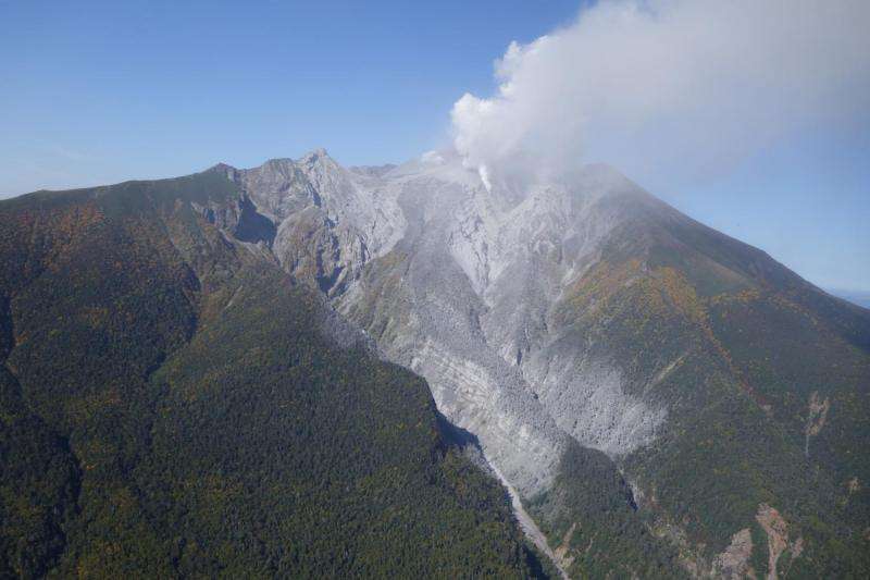 Helium anomaly preceded Mount Ontake eruption