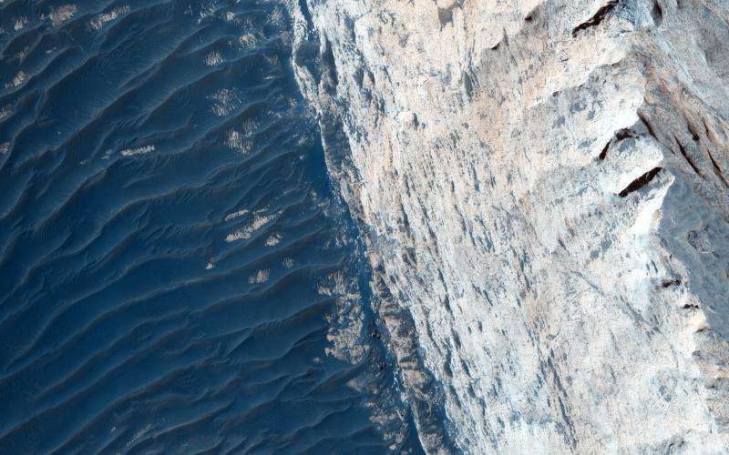 Image: Layers and fractures in Ophir Chasma, Mars