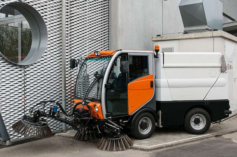 Innovative hybrid-electric powertrain for road sweepers