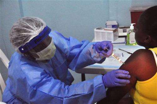利比里亚人克服恐惧为埃博拉病毒疫苗试验志愿者
