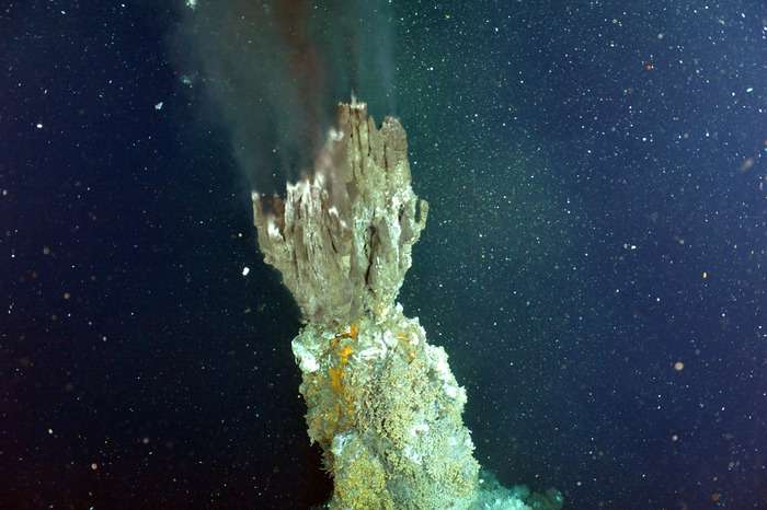 Oceanographer publishes atlas of seafloor volcanoes and deep-ocean life