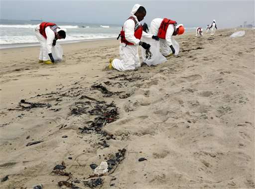 Oil globs close Los Angeles-area beaches to swimming (Update)