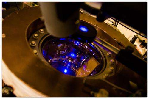 Quantum mechanic frequency filter for atomic clocks