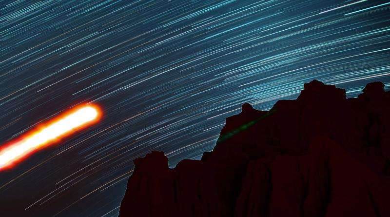 See a glowing ‘honey moon’ and unique star trails in new night sky timelapse