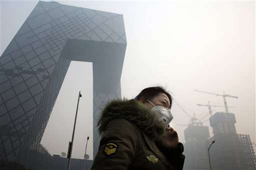 Severe smog hovers over Beijing on Day 2 of red alert