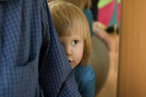 Shy babies need secure parent bond to help prevent potential teen anxiety
