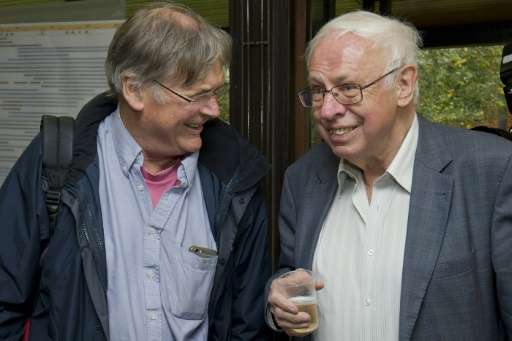 Tim Hunt (L), 2001 Nobel Prize winner for medicine poses with Sweden's Tomas Lindahl, emeritus director of Cancer Research UK at