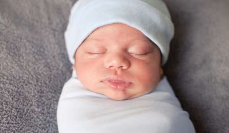 Unsafe newborn sleep influenced by grandmas and family traditions