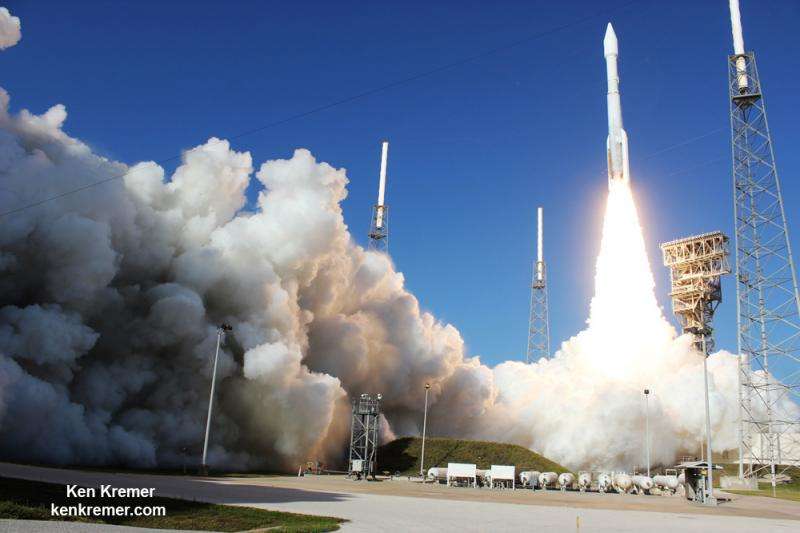 Atlas rocket carries clandestine NRO surveillance satellite aloft