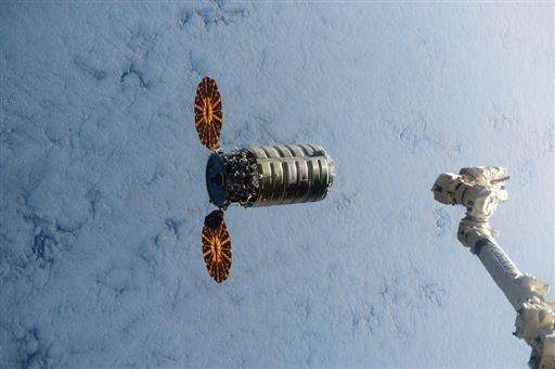 Capsule full of space station junk makes fiery re-entry (Update)