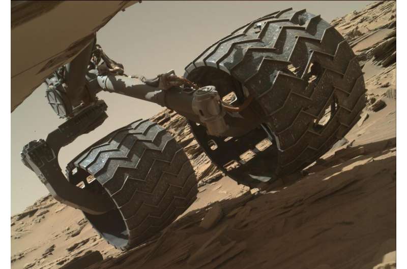 Curiosity Mars rover crosses rugged plateau