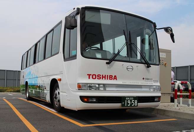 Field testing medium-sized EV bus with wirelessly rechargeable lithium-ion battery