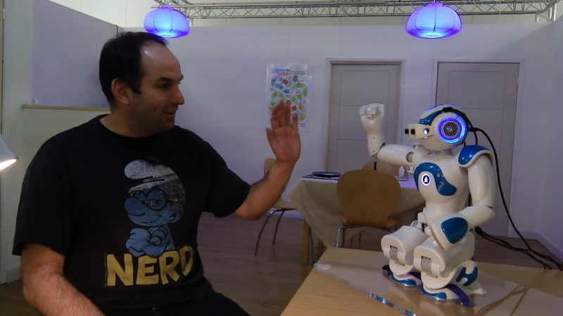 Gestures improve communication -- even with robots