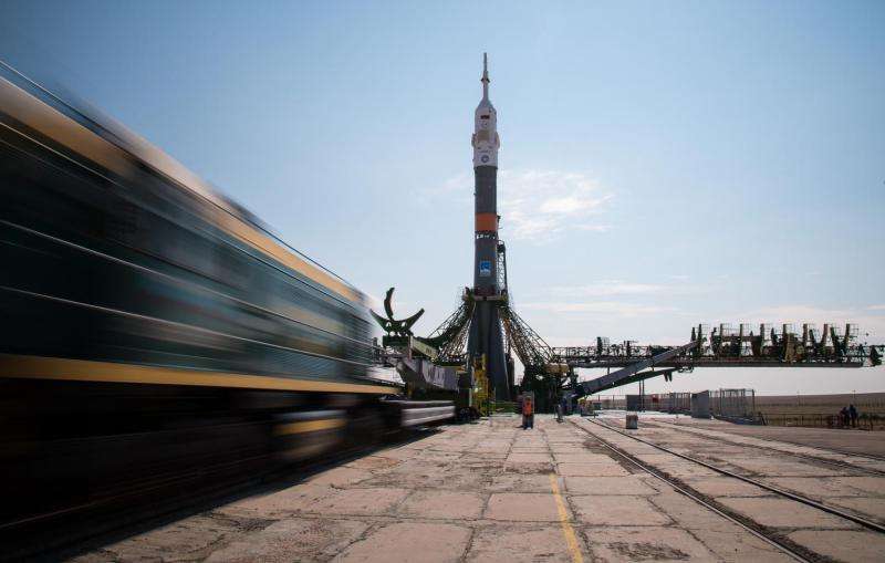Image: Expedition 48 Soyuz rollout