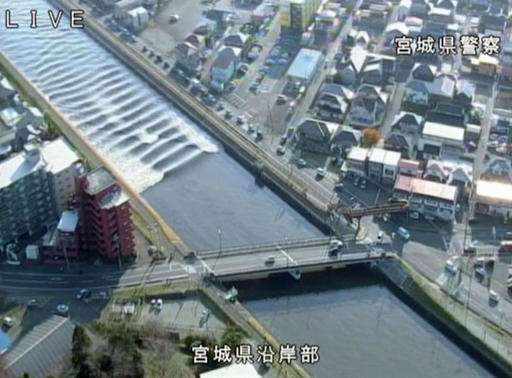 Offshore quake causes tsunamis, nuclear worries in Japan