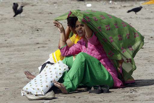 Parts of India ban daytime cooking as hundreds die of heat
