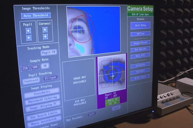 Researcher uses eye tracking to study linguistics