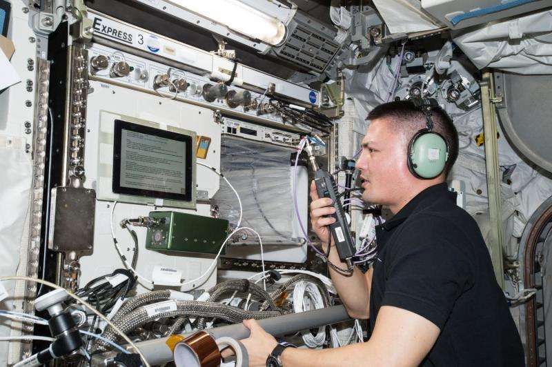 Space station astronauts ham it up to inspire student scientists