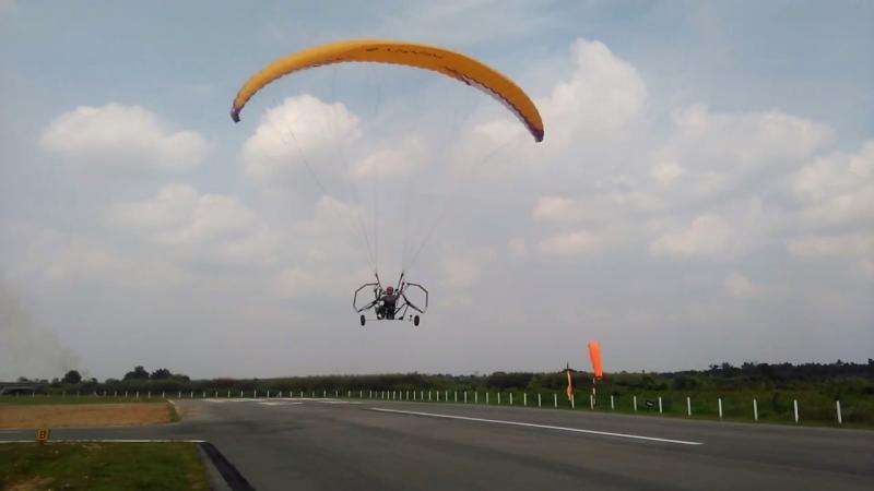 Students build the world’s lightest electric paraglider trike