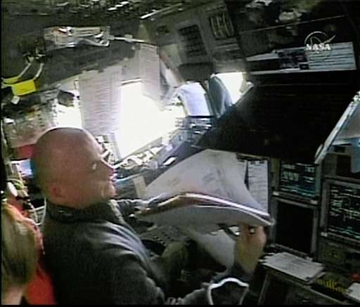 Year-in-space astronaut hangs up his spacesuit, retires
